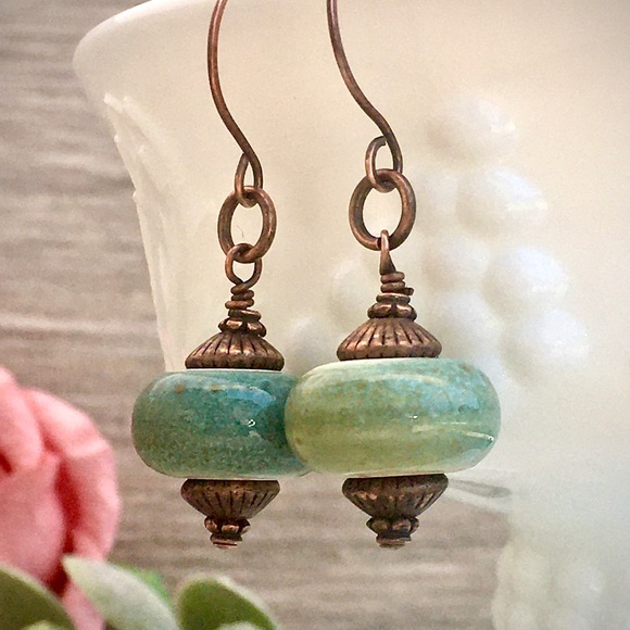 Green copper ceramic bead dangle drop earrings - Picture 4 of 5